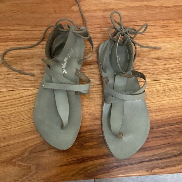 Free People Vacation Day Wrap Sandals Light Grey Leather Size 37 EU 7 US - Picture 12 of 13
